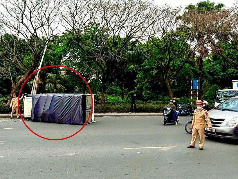 Đội CSGT đường bộ số 5 xử lý vụ TNGT.