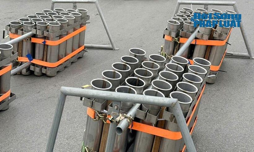 Các dàn pháo hoa được sắp xếp gọn gàng, bảo đảm khoảng cách an toàn theo quy định.