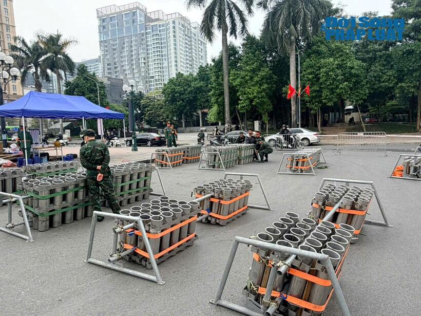 Cán bộ, chiến sĩ được huy động tham gia công tác chuẩn bị pháo hoa tại điểm bắn vườn hoa Lạc Long Quân.