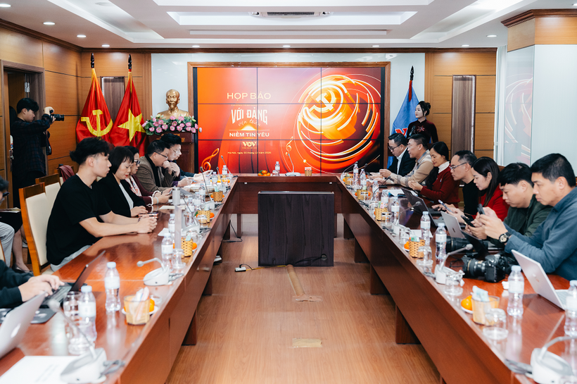 Toàn cảnh họp báo công bố chương trình nghệ thuật “Với Đảng vẹn toàn niềm tin yêu”.