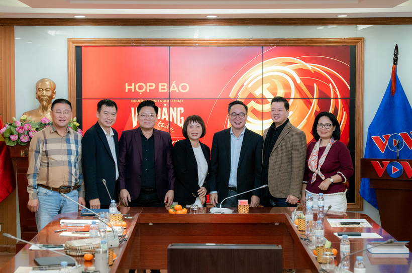 Ban tổ chức chụp ảnh lưu niệm cùng các nghệ sĩ, khách mời sẽ có mặt tại chương trình nghệ thuật “Với Đảng vẹn toàn niềm tin yêu”.