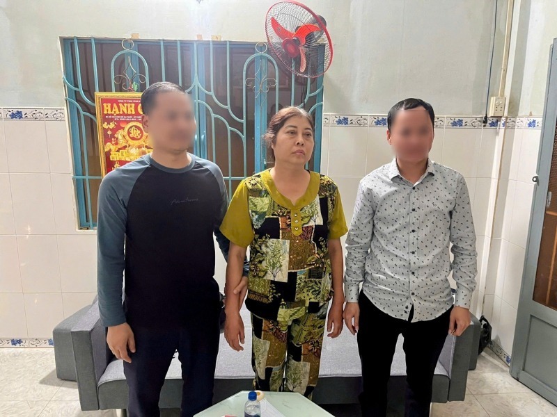 Đối tượng &nbsp;Kim Thị Thảo (đứng giữ) bị bắt giữ sau thời gian bị truy nã. Ảnh: Công an nhân dân.