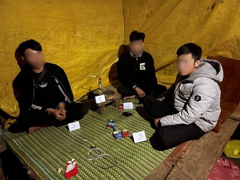 Nhóm thanh niên "làm điều mờ ám" trong quán cà phê chòi ở Lâm Đồng. Ảnh: Công an tỉnh Lâm Đồng.