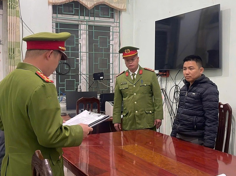 Phạm Tố Dương tại cơ quan công an. Ảnh: Báo Dân trí.