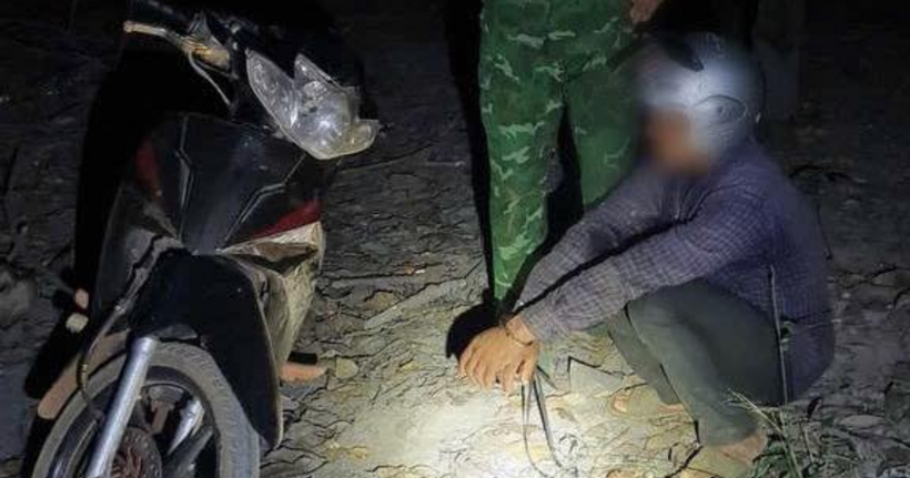 Tổ công tác đã phát hiện, ngăn chặn kịp thời cháu M.K.T khi đang được một đối tượng người Campuchia đưa đến vườn cao su tại Tổ 10, xã Tân Đông, tỉnh Tây Ninh. (Ảnh: Công an Tuyên Quang)