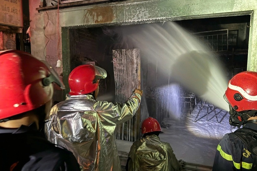 Cảnh sát dập lửa tại hiện trường. (Ảnh: Cơ quan công an)