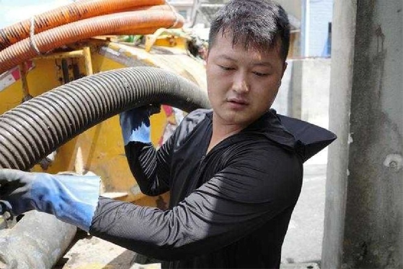 Pan Hao Nan làm nghề hút bể phốt ở Ninh Ba, Chiết Giang, Trung Quốc. Ảnh: Red Star News.