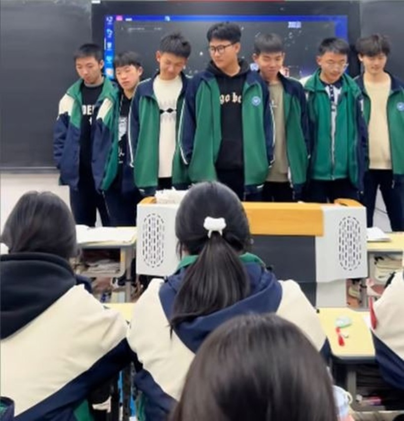 Một số động tác mà "nhóm nhạc nam" này thực hiện khiến các bạn cùng lớp cười nghiêng ngả. Ảnh: Douyin