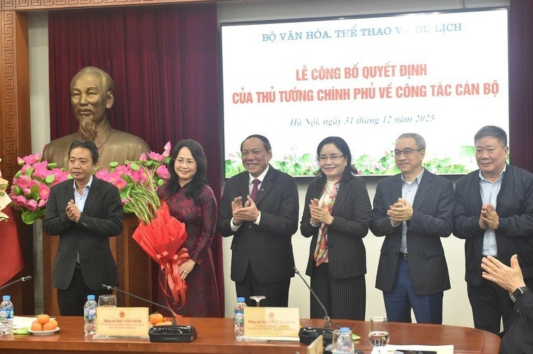 Lãnh đạo Bộ VHTT&DL tặng hoa chúc mừng đồng chí Lâm Thị Phương Thanh. Ảnh: VGP/Giang Thanh