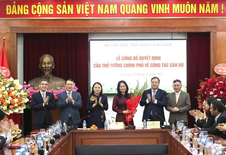 Chánh Văn phòng Trung ương Đảng Phạm Gia Túc tặng hoa chúc mừng đồng chí Lâm Thị Phương Thanh. Ảnh: VGP/Giang Thanh