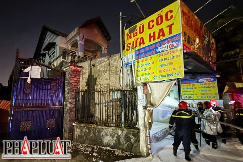 Lực lượng chức năng nỗ lực dập tắt đám cháy. Ảnh: PLO.