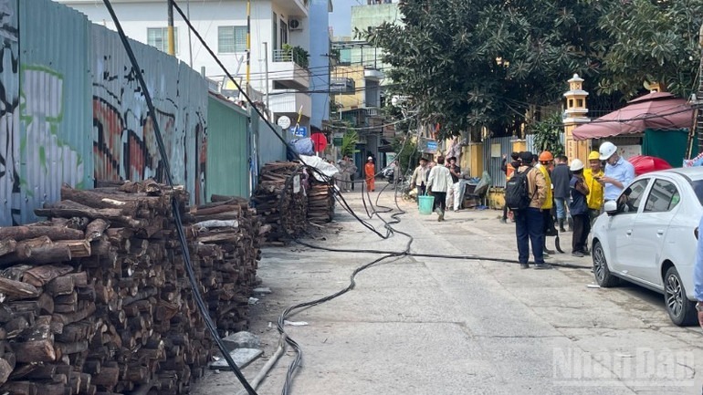 Hiện trường xảy ra vụ việc nằm sát khu dân cư. (Ảnh: Báo Nhân dân)