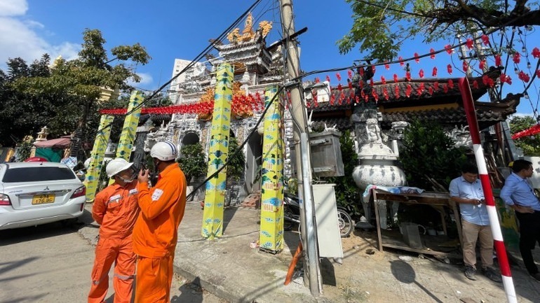 Đường dây điện bị cần cẩu ngã đè, kéo xuống đất. (Ảnh: Báo Nhân dân)