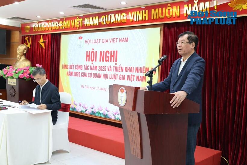 Đồng chí Trần Công Phàn, Phó Bí thư Đảng ủy, Phó Chủ tịch Thường trực Hội Luật gia Việt Nam trình bày kết quả công tác năm 2025 và một số nhiệm vụ trọng tâm năm 2026
