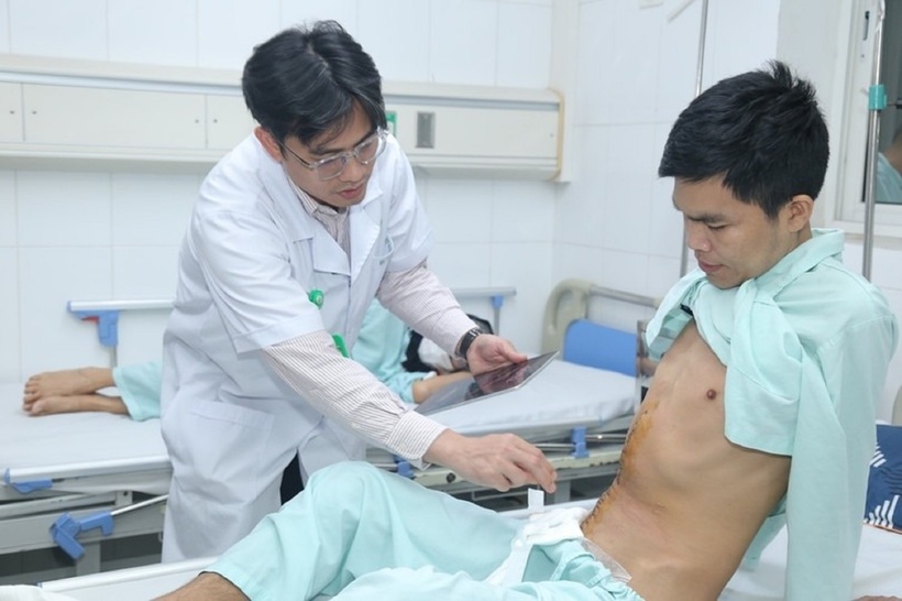 Bác sĩ kiểm tra vết mổ cho bệnh nhân trước lúc ra viện. Ảnh: VTC News.