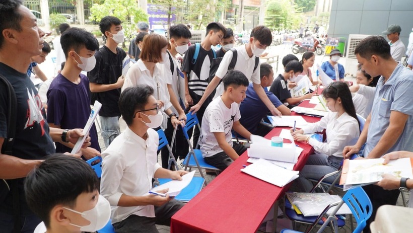 Sinh viên đăng ký nhập học tại Trường Cao đẳng cơ điện Hà Nội. Ảnh: Dân trí