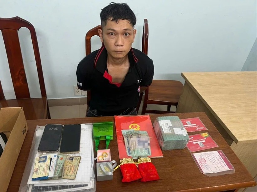 Đỗ Tấn Được cùng tang vật khi bị bắt. (Ảnh: Công an tỉnh Đồng Nai)