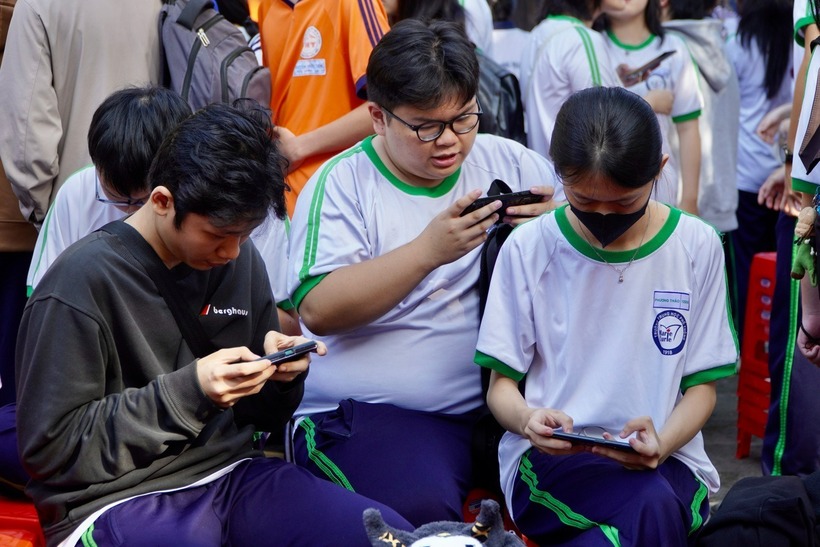 Từ 1/2026, trường học từ cấp THCS ở TP.HCM sẽ hạn chế học sinh dùng điện thoại giờ ra chơi. Ảnh: Báo Dân trí.