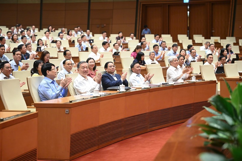 Các đồng chí lãnh đạo Đảng, Nhà nước tham dự phiên họp ngày 16/6/2025 Quốc hội biểu quyết thông qua Nghị quyết của Quốc hội sửa đổi, bổ sung một số điều của Hiến pháp (Ảnh: Media Quốc hội).