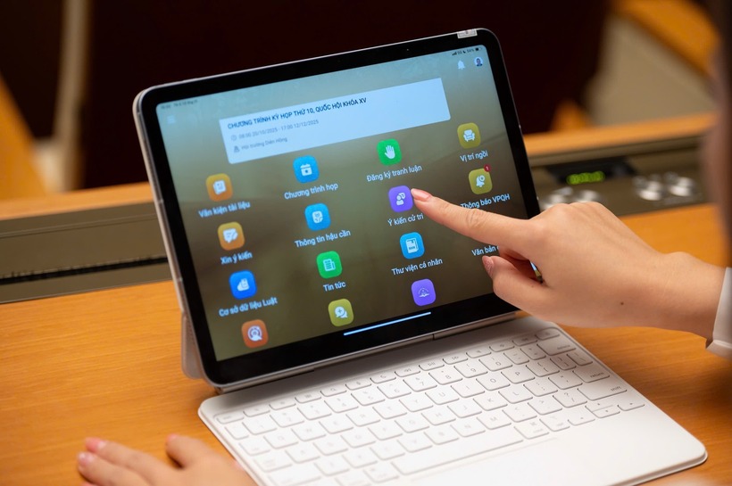 Các ĐBQH thao tác trên môi trường số tại Kỳ họp thứ Mười, Quốc hội Khóa XV (Ảnh: Phạm Thắng).