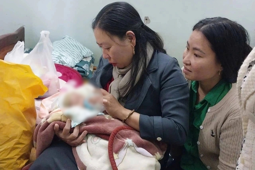 Bé trai đang được chăm sóc tại nhà anh Quốc. Ảnh: Dân trí.