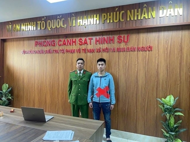 Đối tượng Hoàng Văn Đạt tại Đội 4 - Phòng Cảnh sát Hình sự. Ảnh: Lao động