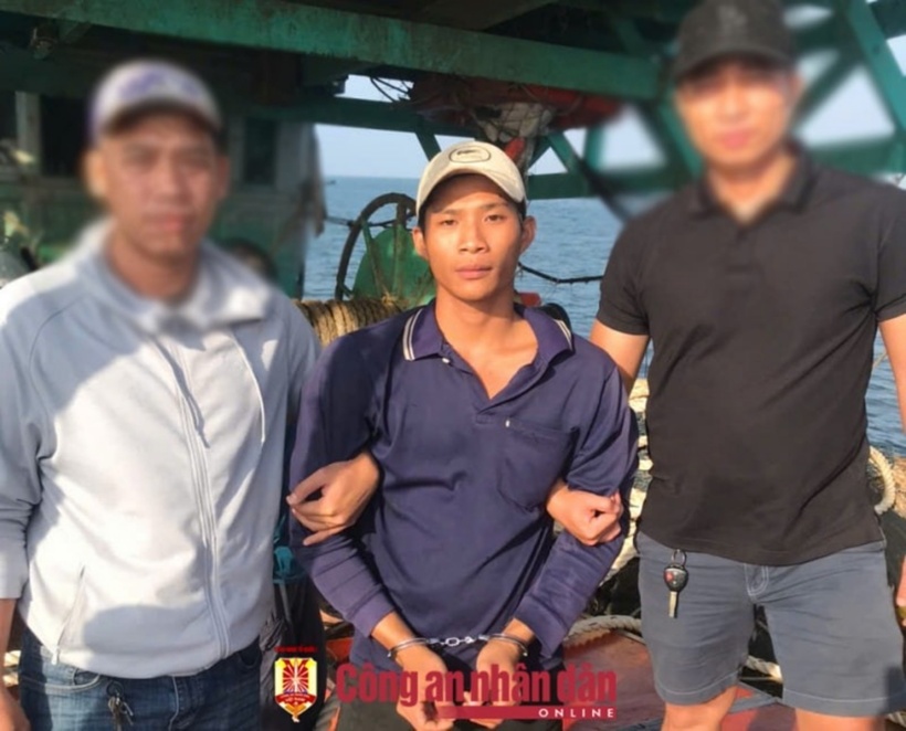 Các trinh sát Phòng Cảnh sát hình sự Công an tỉnh An Giang bắt giữ Đỗ Hoàng Tùng là đối tượng truy nã đặc biệt nguy hiểm, đang lẩn trốn trên ghe đi biển. Ảnh: Công an nhân dân.