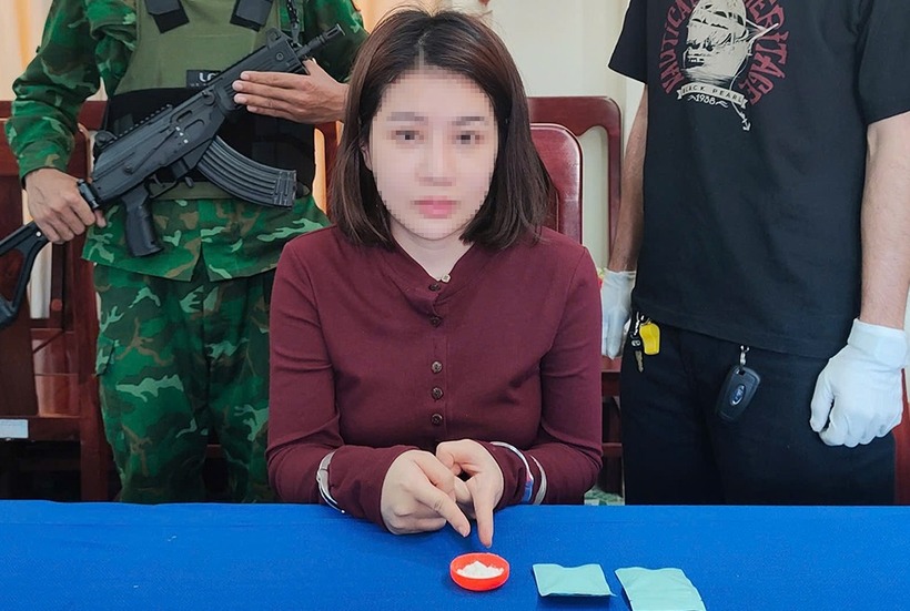 Đối tượng Nguyễn Phan Kỳ Duyên và tang vật ma túy. (Ảnh: Báo An Giang)