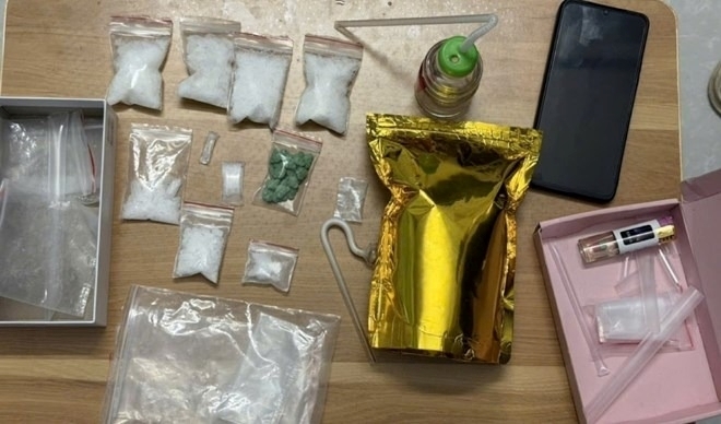 Khám xét nơi ở của đối tượng tại khu phố 6 Dương Đông, đặc khu Phú Quốc phát hiện nhiều loại ma túy. Ảnh: Lao động