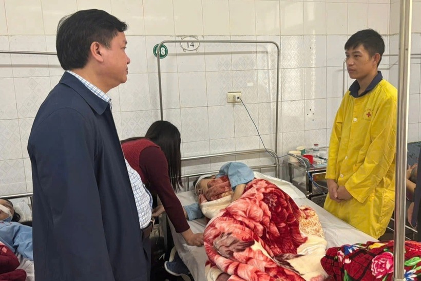 Lãnh đạo phường Ngọc Sơn thăm hỏi, động viên nạn nhân trong vụ án mạng. (Ảnh: Dân trí)