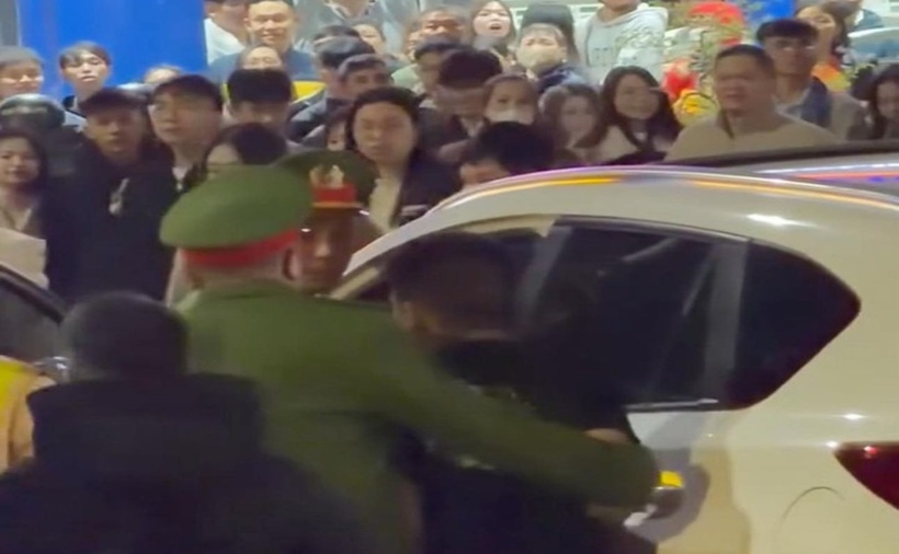 Cảnh sát khống chế một người đàn ông ngồi trong ô tô sau khi xảy ra vụ việc. (Ảnh: VTC News)