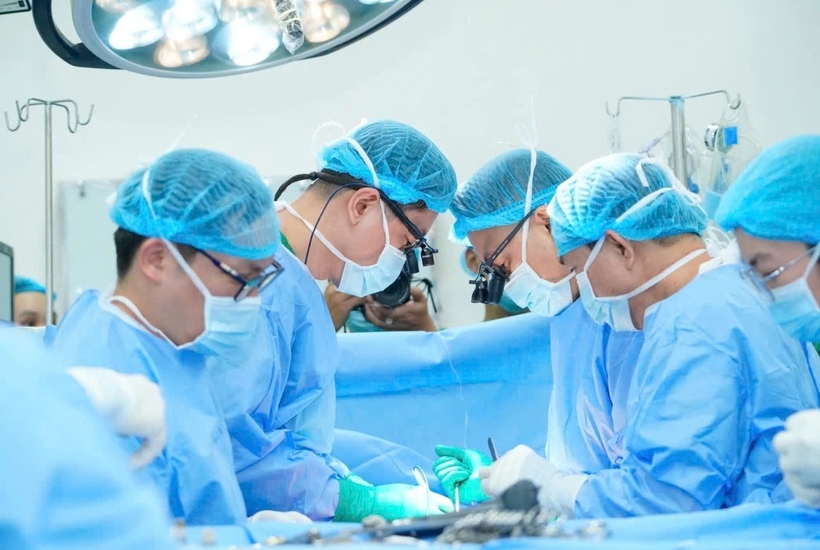 Các bác sĩ thực hiện ca ghép tim cho bé trai 15 tuổi. (Ảnh: BVCC).