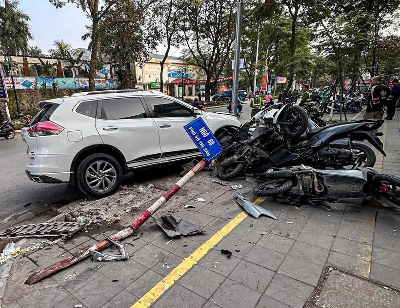 Nữ tài xế ô tô tông liên hoàn nhiều xe máy ở Hà Nội. (Ảnh: Dân Việt)