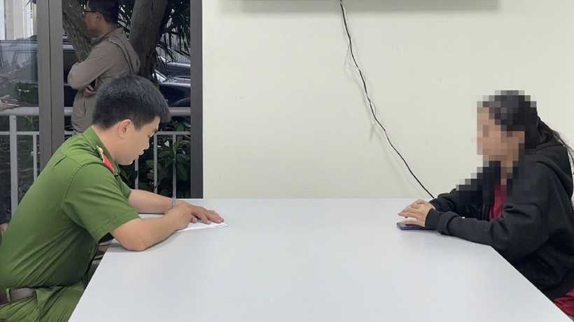 Nạn nhân bị “bắt cóc online” được đưa về trụ sở công an (Ảnh: Công an Đà Nẵng).