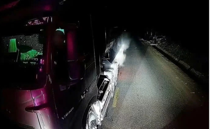 Khoảnh khắc chặn đầu xe của nữ tài xế xe hạng nặng gây tranh cãi. (Ảnh: VietnamNet)