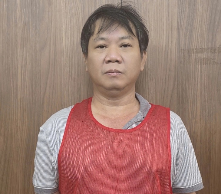 Bị can Nguyễn Hữu Tiến, người được xác định là cầm đầu đường dây cá độ bóng đá mà Công an TP.HCM vừa triệt xóa. (Ảnh: Công an TP.HCM)