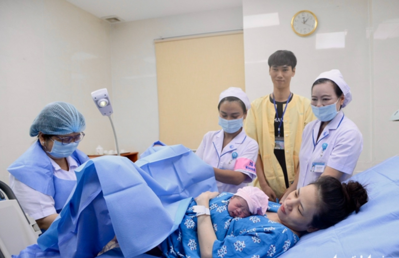 Sản phụ Lê Thị Quỳnh Như (32 tuổi) được bác sĩ Hồ Thị Phượng đỡ sinh. Ảnh: Tuổi Trẻ.