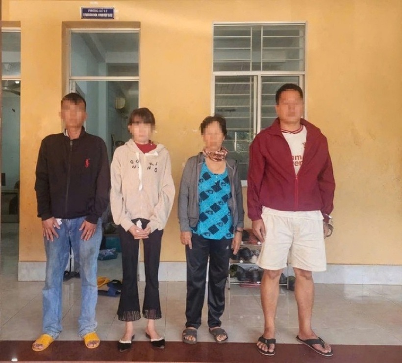 Các đối tượng từ trái qua: Nguyễn Văn Toản, Châu Thanh Trúc, Lê Thị Tý và Trịnh Công Phương tại cơ quan công an. Ảnh: Người đưa tin