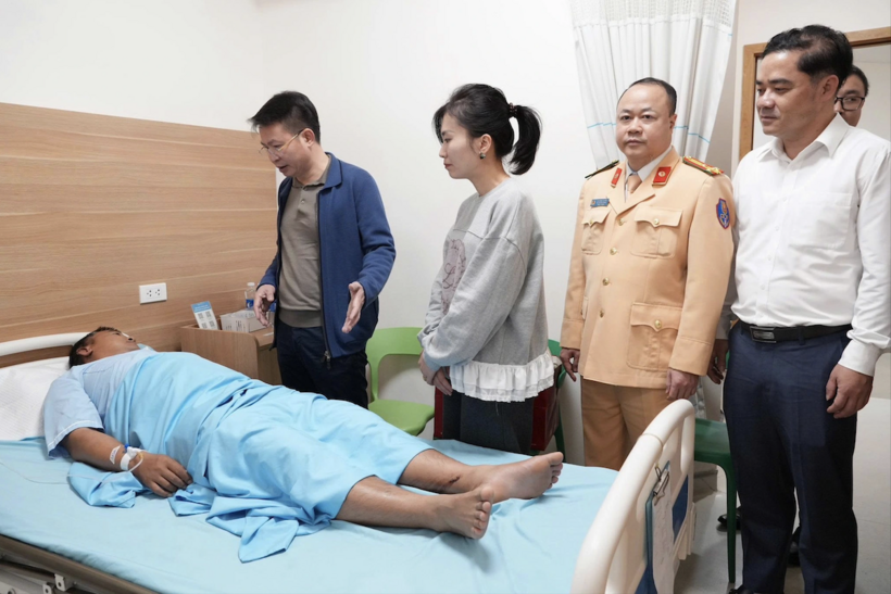 Thiếu tướng Nguyễn Minh Tuấn, Giám đốc Công an tỉnh Phú Thọ, đã đến bệnh viện thăm hỏi, động viên chiến sĩ CSGT Đỗ Văn Hùng. Ảnh CACC