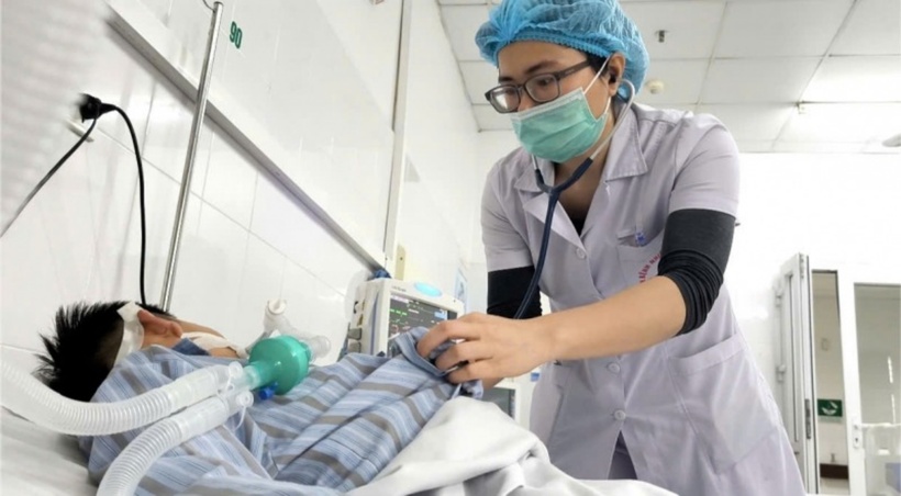 Thiếu niên đang phải thở máy. Ảnh: Công an nhân dân.