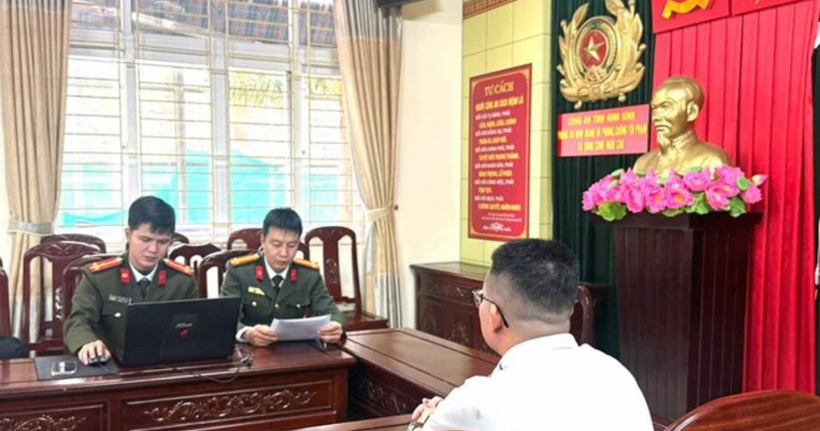 Phòng An ninh mạng và phòng, chống tội phạm công nghệ cao Công an tỉnh Ninh Bình làm việc với Đ.Q.V về hành vi đăng tải thông tin sai sự thật. (Ảnh: Công an tỉnh Ninh Bình)