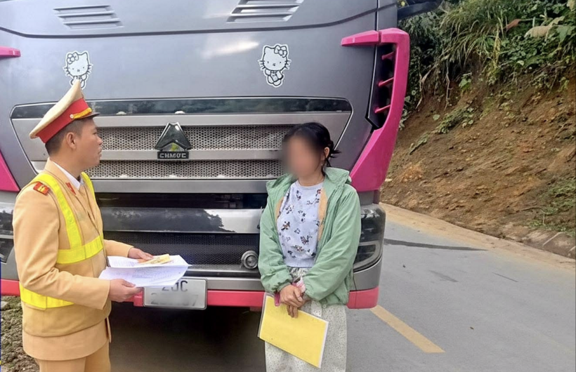 CSGT làm việc với nữ tài xế vi phạm