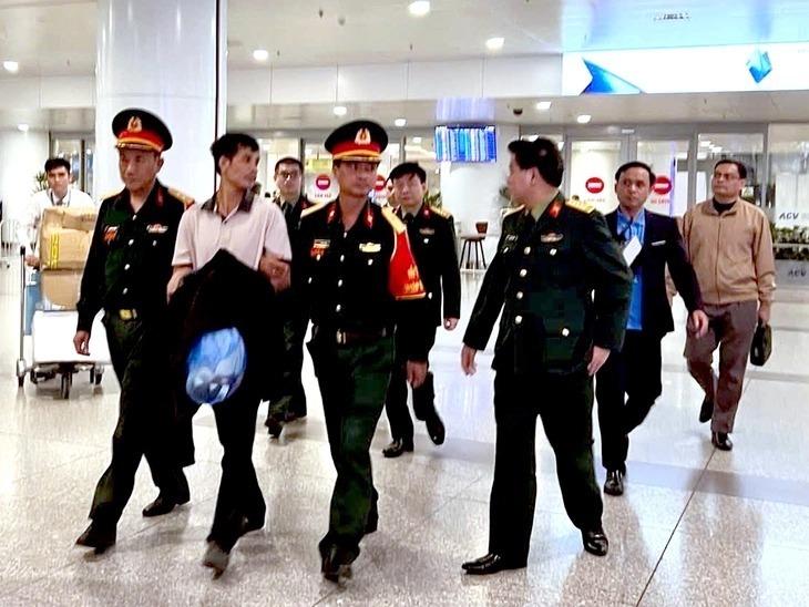 Lực lượng chức năng áp giải Nhâm Văn Tuấn về nơi giam giữ. Ảnh: Báo Tuổi trẻ.