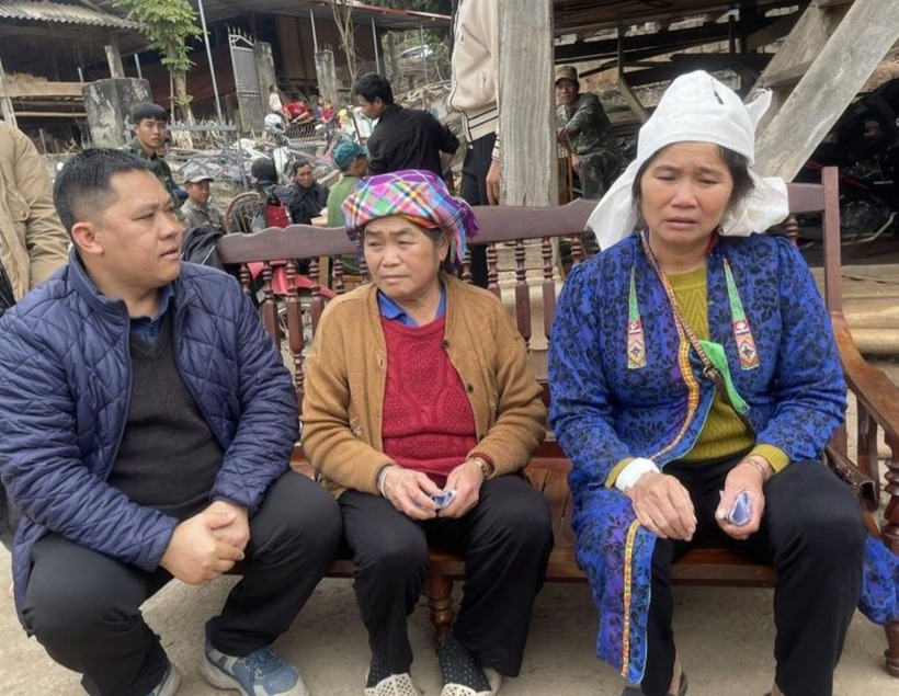 Lãnh đạo UBND xã Mường Giôn thăm hỏi, chia buồn cùng gia đình nạn nhân. (Ảnh: Xã Mường Giôn)