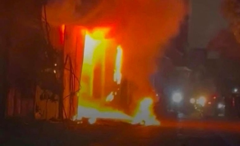 Hiện trường đám cháy tại xưởng sản xuất tranh. (Ảnh: VOV).