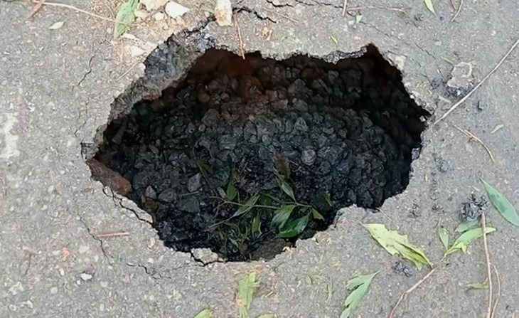 "Hố tử thần" sâu đến 3m xuất hiện trên quốc lộ 9B đoạn qua xã Lệ Ninh, khiến nhiều người lo lắng. (Ảnh: Tuổi trẻ)