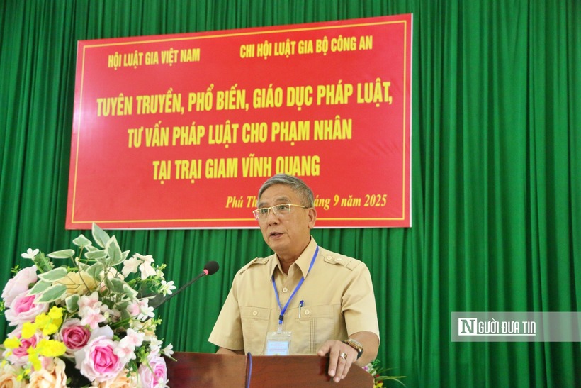 Luật gia Dương Đình Khuyến - Ủy viên Ban Thường vụ Hội Luật gia Việt Nam phát biểu tại hội nghị tuyên truyền, phổ biến giáo dục pháp luật cho người sắp chấp hành xong án phạt tù tại Trại giam Vĩnh Quang (tỉnh Phú Thọ) vào đầu tháng 9/2025.