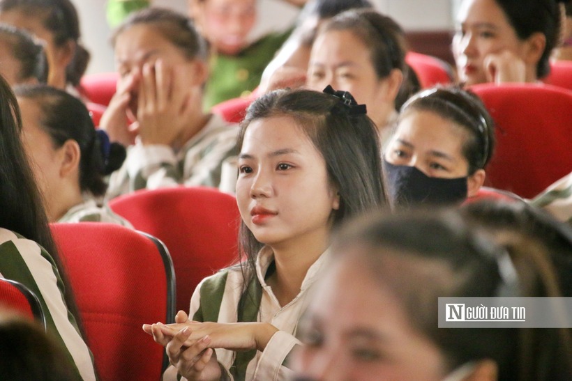 Hình ảnh nữ phạm nhân tại Trại giam Xuân Nguyên (Hải Phòng) chăm chú lắng nghe các Luật gia tư vấn pháp luật vào hồi tháng 9/2025.
