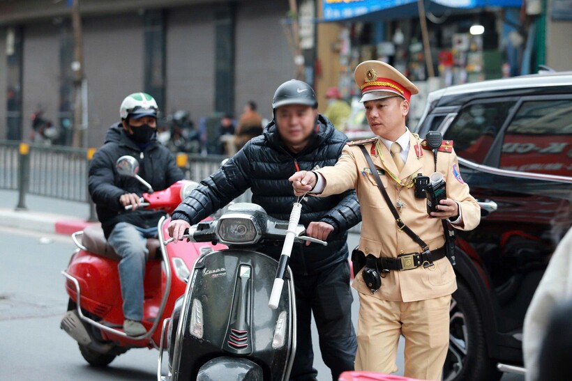 CSGT Hà Nội kiểm soát chặt nồng độ cồn dịp Tết dương lịch.