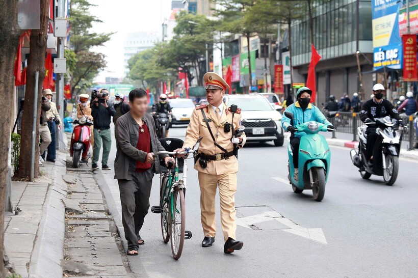 Không chỉ kiểm soát với người điều khiển xe cơ giới, CSGT kiểm soát cả nồng độ cồn với người điều khiển xe đạp.
